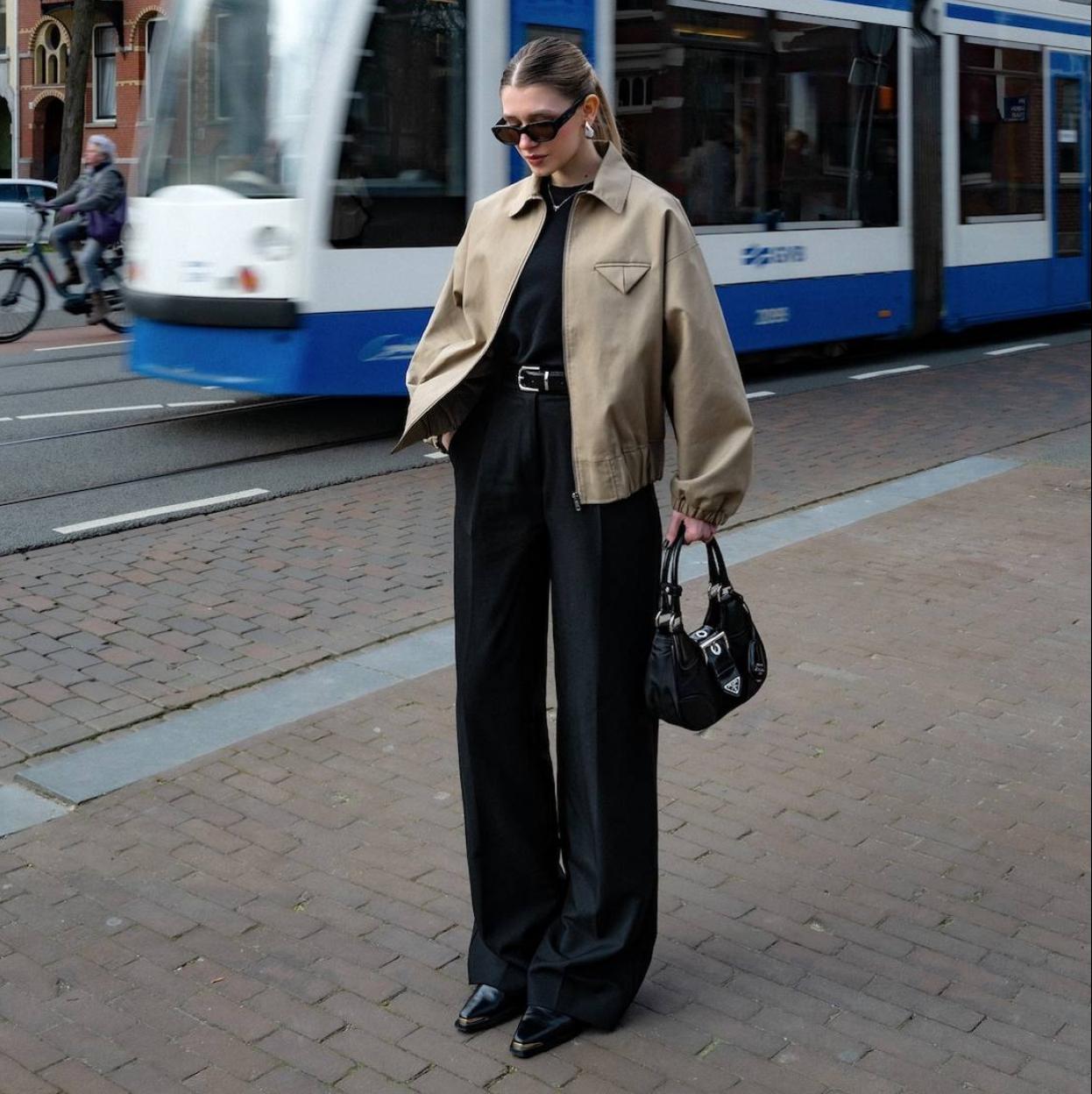 Influencer con pantalones con pinzas