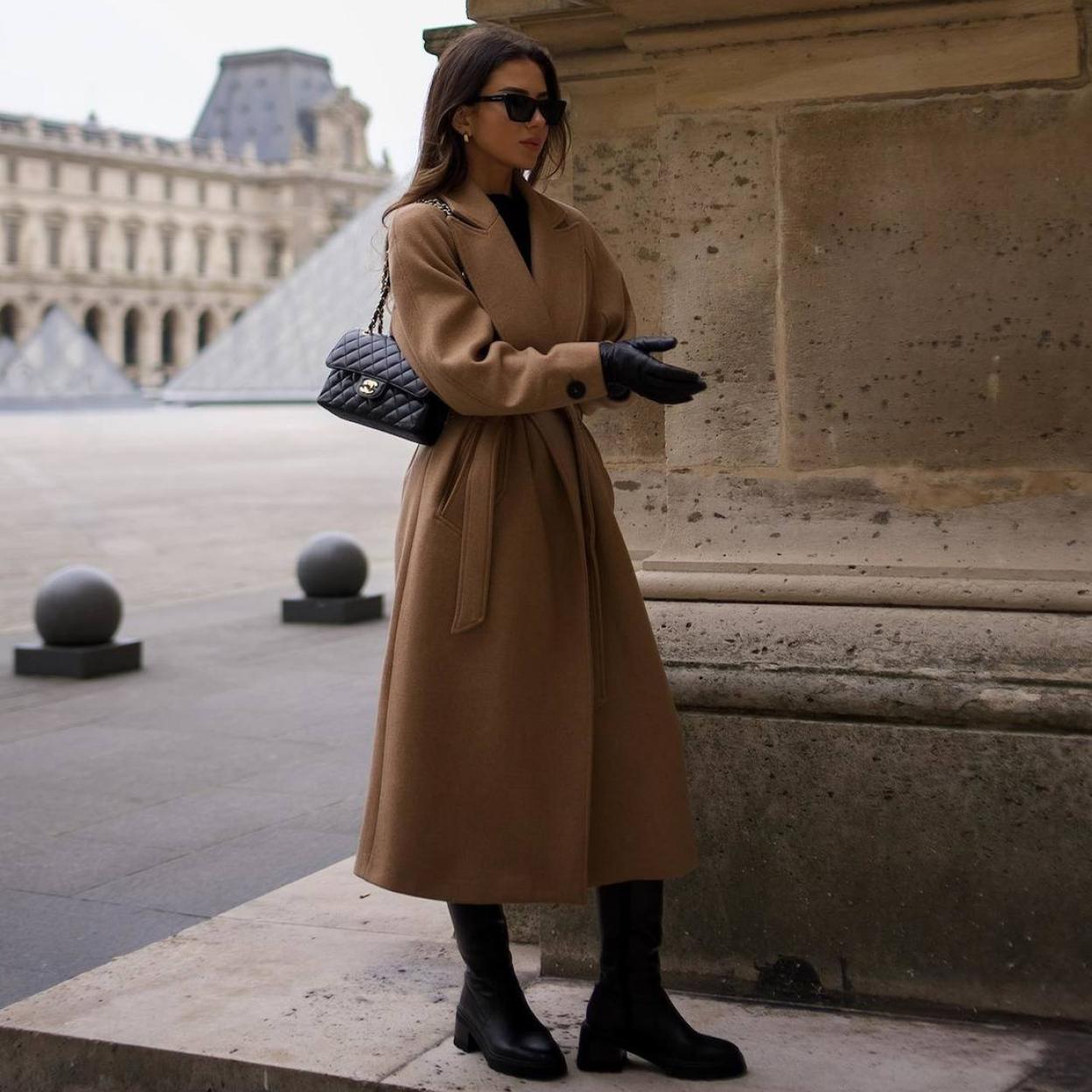 Influencer con abrigo para otoño