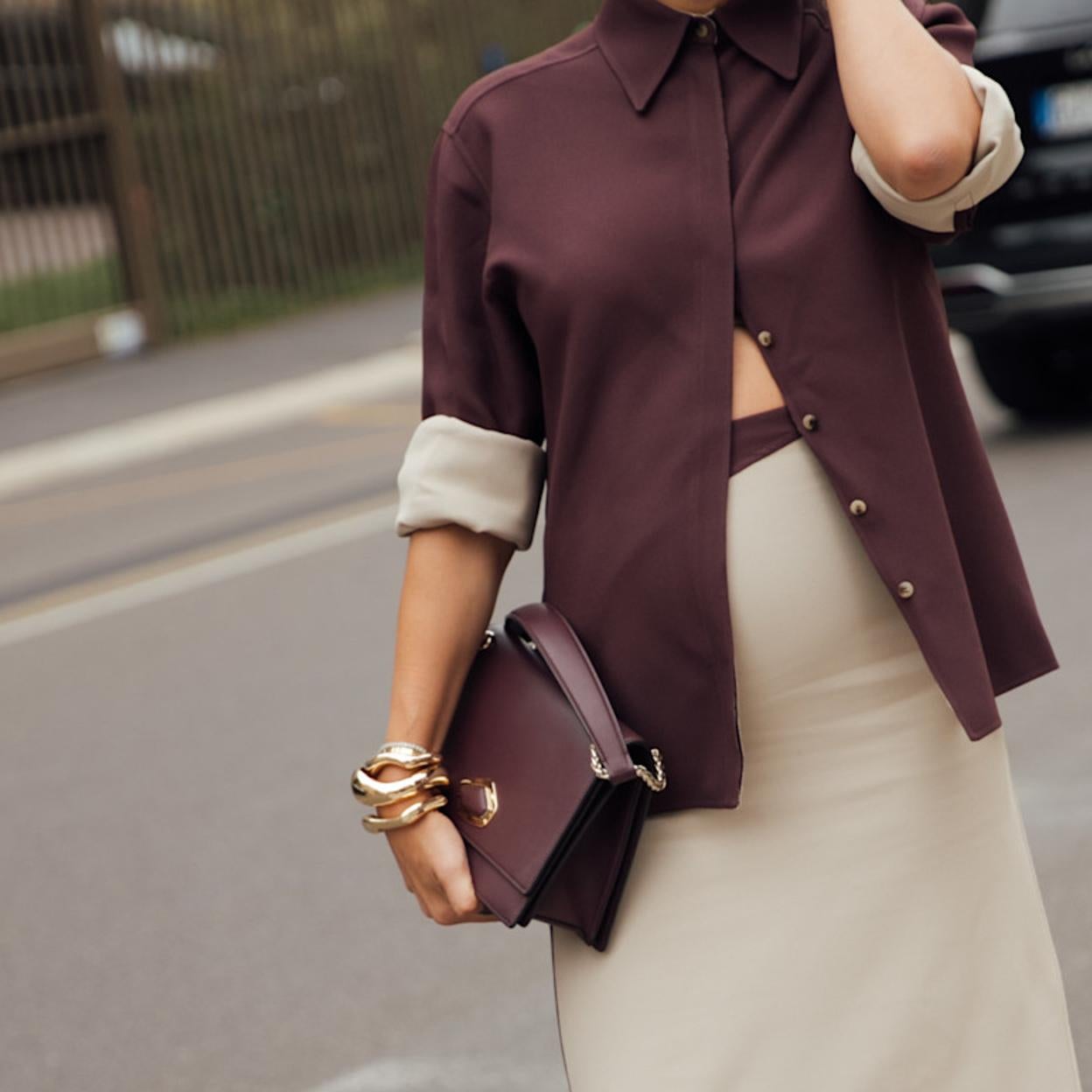 Brazaletes en dorado, el toque de luz que necesitan tus looks básicos