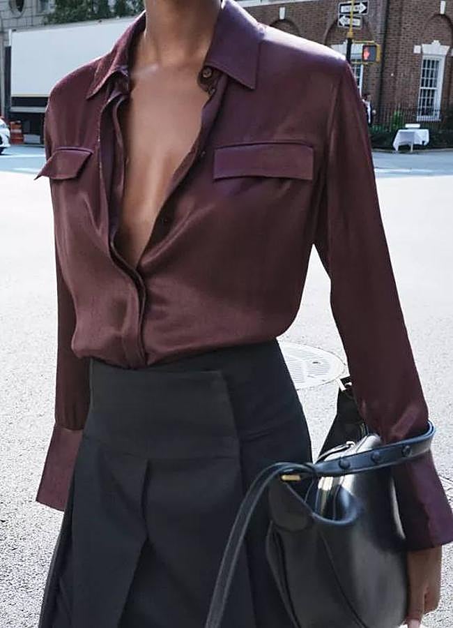 Imagen - Camisa satinada en color burdeos