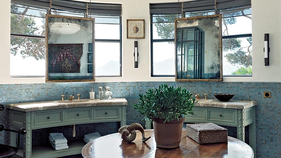 Michael S. Smith puso todo su talento cuando imaginó el baño de Nancy y Howard Marks en su residencia de Mallorca, donde él y James Costos veranean desde hace años.