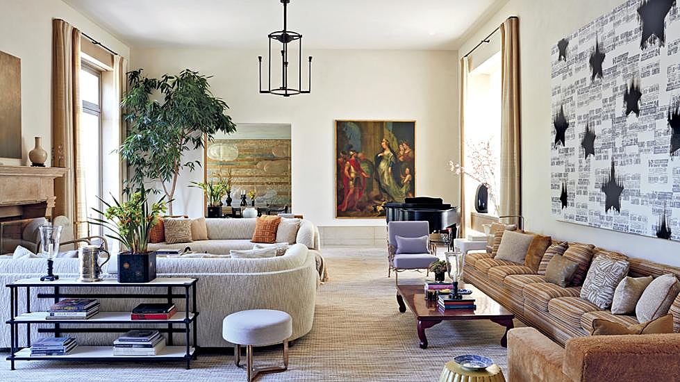 La sala de estar que Smith y su pareja, James Costos, poseen en Holmby Hills (California). Como grandes coleccionistas, albergan un cuadro abstracto de Gary Simmons y, al fondo, un óleo de la escuela de Rubens.