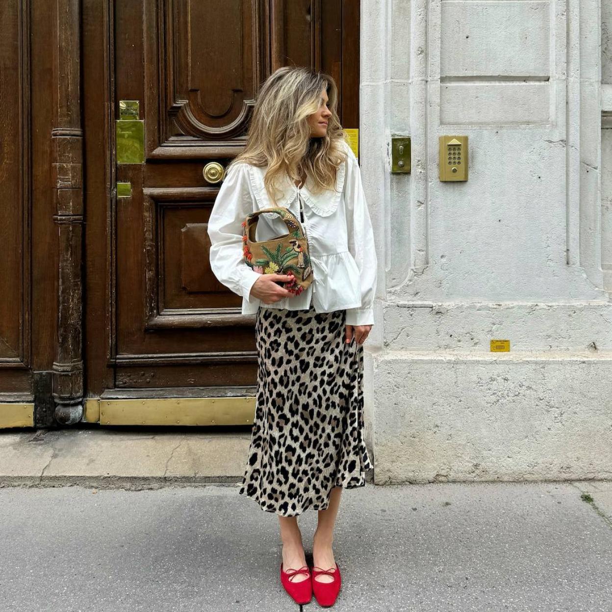 Influencer con falda para otoño tendencia
