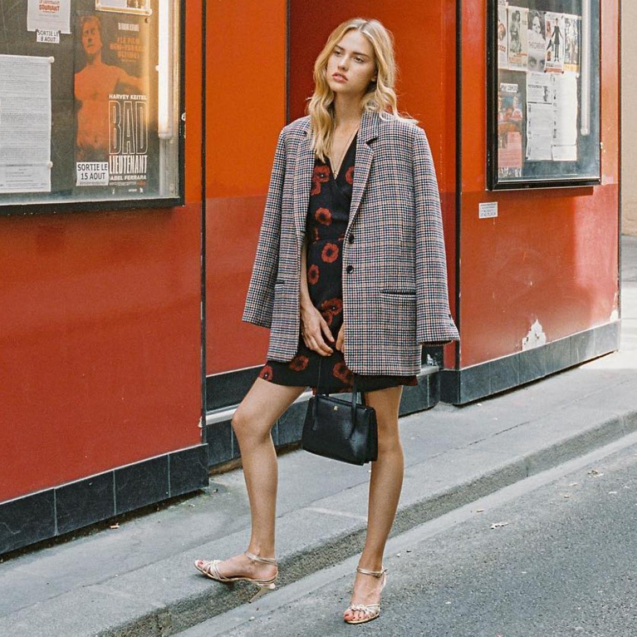 Vestidos estampados, camisas blancas y muchas otras novedades recién llegadas a tienda. ¿Quieres descubrirlas?