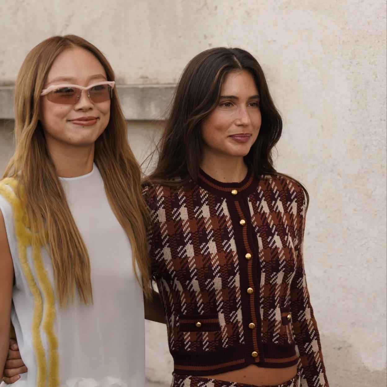 Estas son las chaquetas de tweed cortas que llevan las chicas bajitas. 