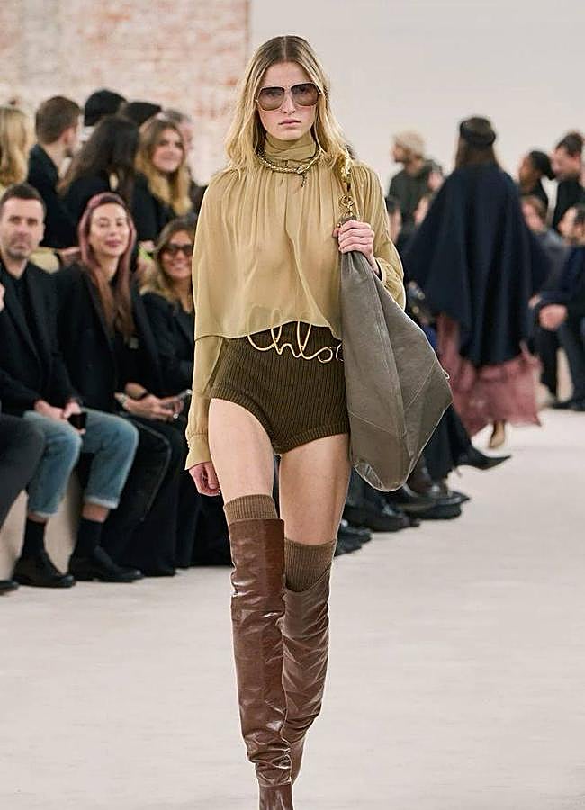 Imagen - Look con prendas verde oliva combinadas con zapatos color marrón/@shakiastylediary