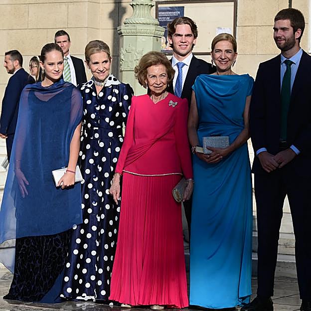 La reina Sofía junto a sus hijas y sus nietos en la boda de Teodora de Grecia.