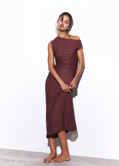Imagen - Vestido de encaje de Pull & Bear (29,99 euros)