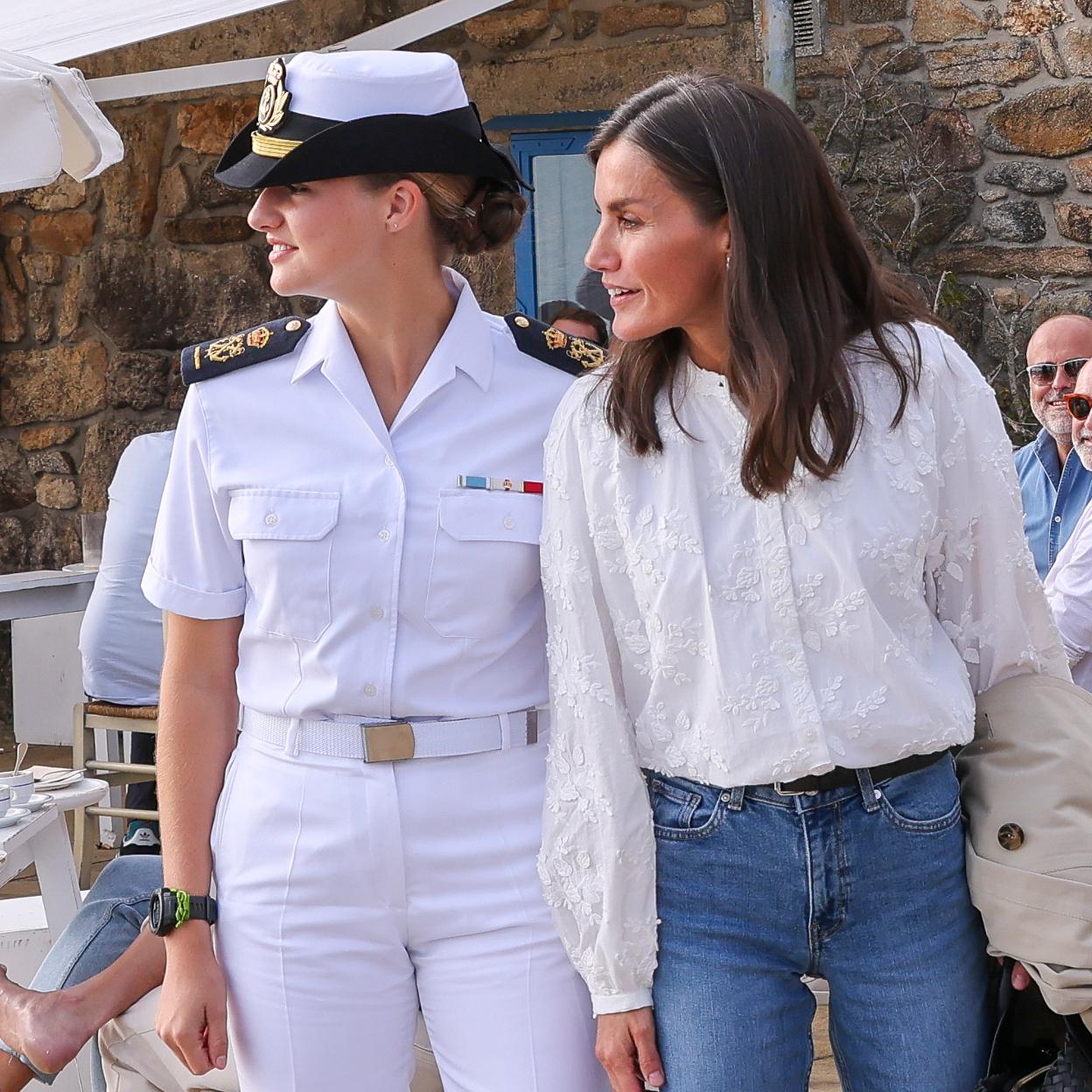 La reina Letizia, de comida familiar por Galicia con un loook con vaqueros y la blusa blanca que comparte con la princesa Leonor