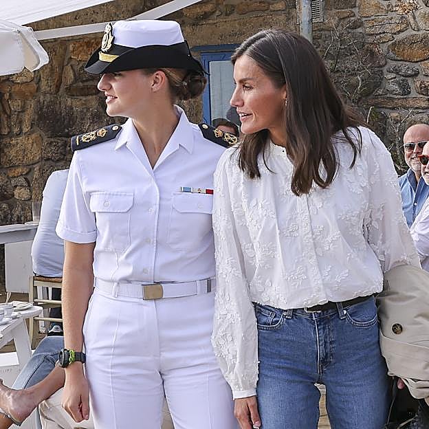 La reina Letizia, de comida familiar en Galicia: sabemos de dónde es la blusa blanca romántica que comparte con la princesa Leonor