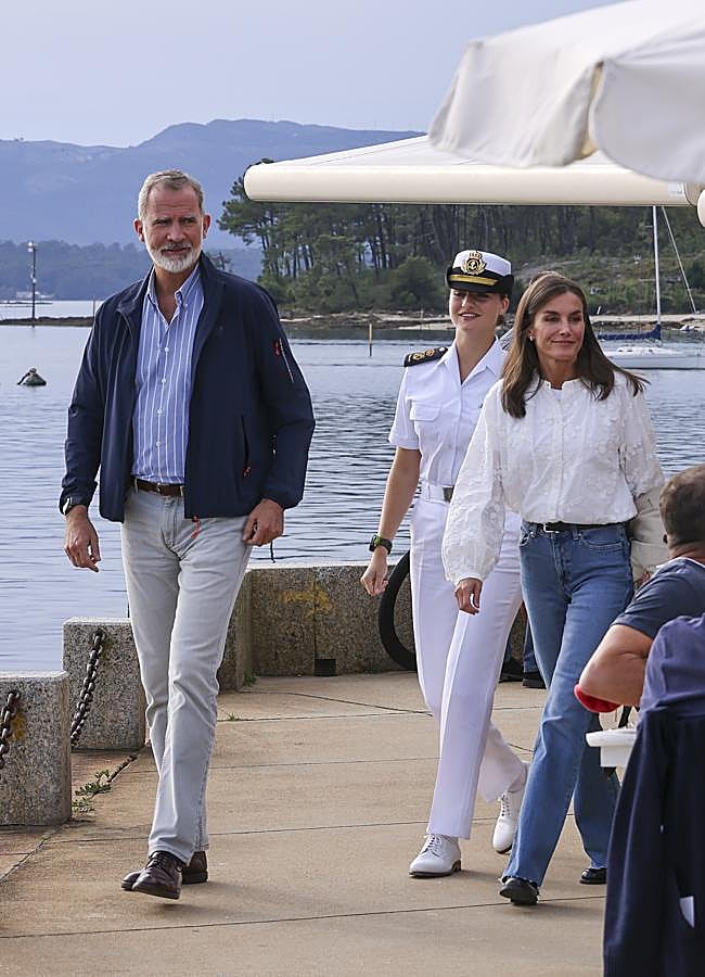 Imagen - Los reyes de España paseando por Galicia junto a la princesa Leonor. Foto: Gtres.