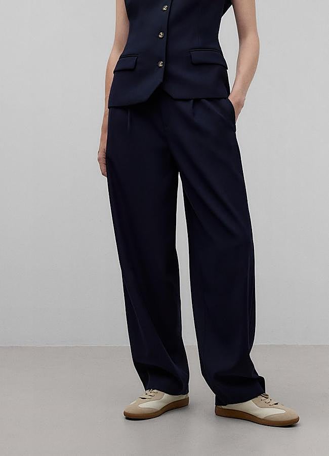 Imagen - Pantalón azul marino de Adolfo Domínguez, 149 euros.