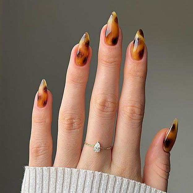 Manicura efecto carey tendencia para otoño
