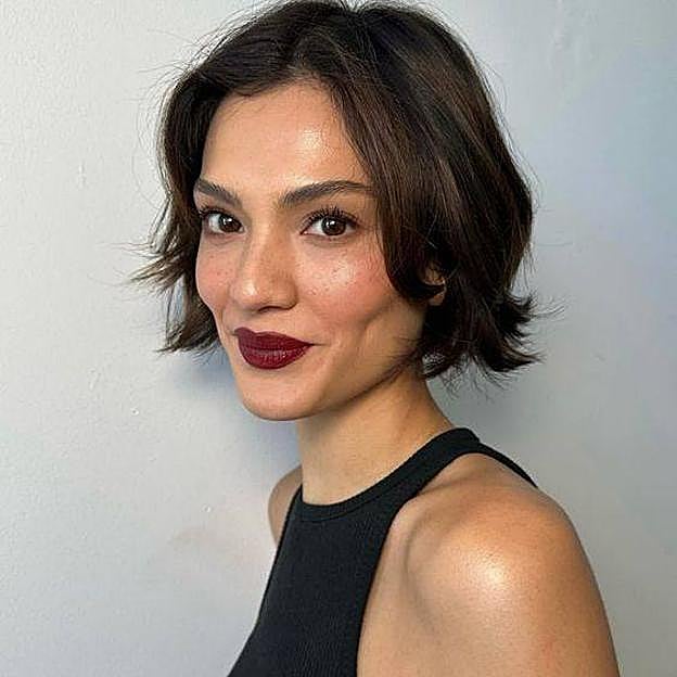 Modelo con berry makeup en color burdeos