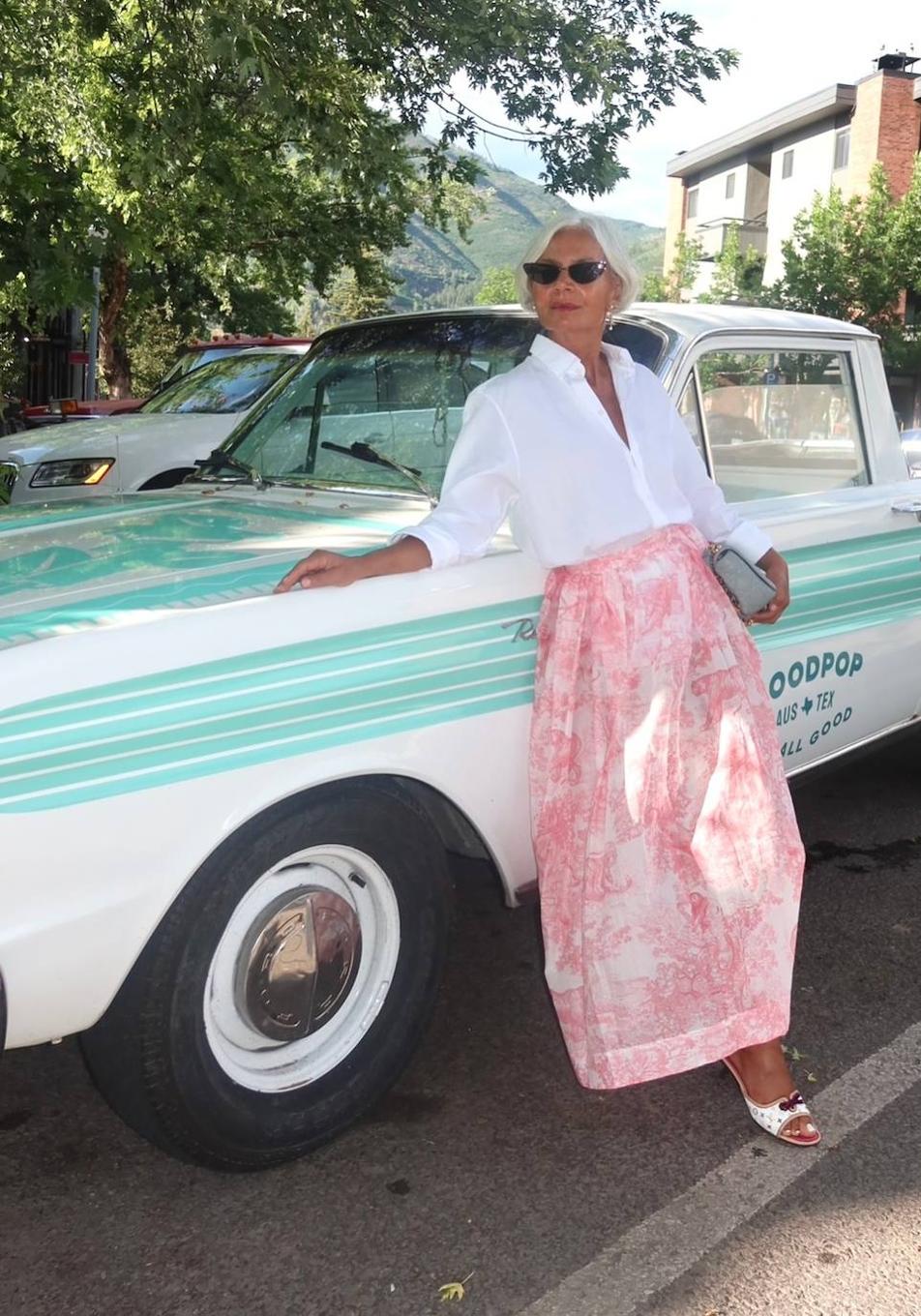 Las faldas de vuelo son la prenda tendencia con la que ir elegante a los 50