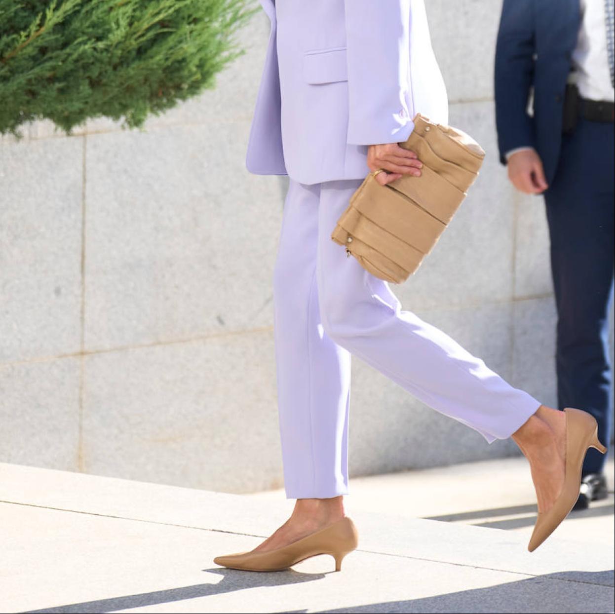 La reina Letizia con unos zapatos kitten heel.