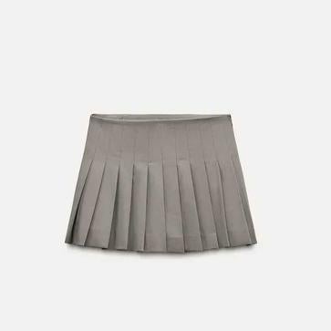 Imagen secundaria 1 - Sudadera Varsity de Zara (17,95€)/ Falda pantalón de tablas de Zara (25,95€)/ Bailarinas Low Ninon de Sézane (165€)