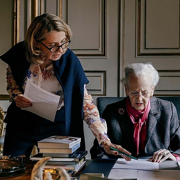 Lene Balleby junto a la reina Margarita. 