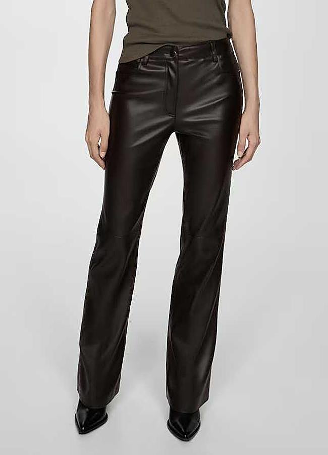 Imagen - Pantalón flare efecto piel de Mango (39,99€)