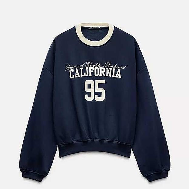 Imagen principal - Sudadera Varsity de Zara (17,95€)/ Falda pantalón de tablas de Zara (25,95€)/ Bailarinas Low Ninon de Sézane (165€)