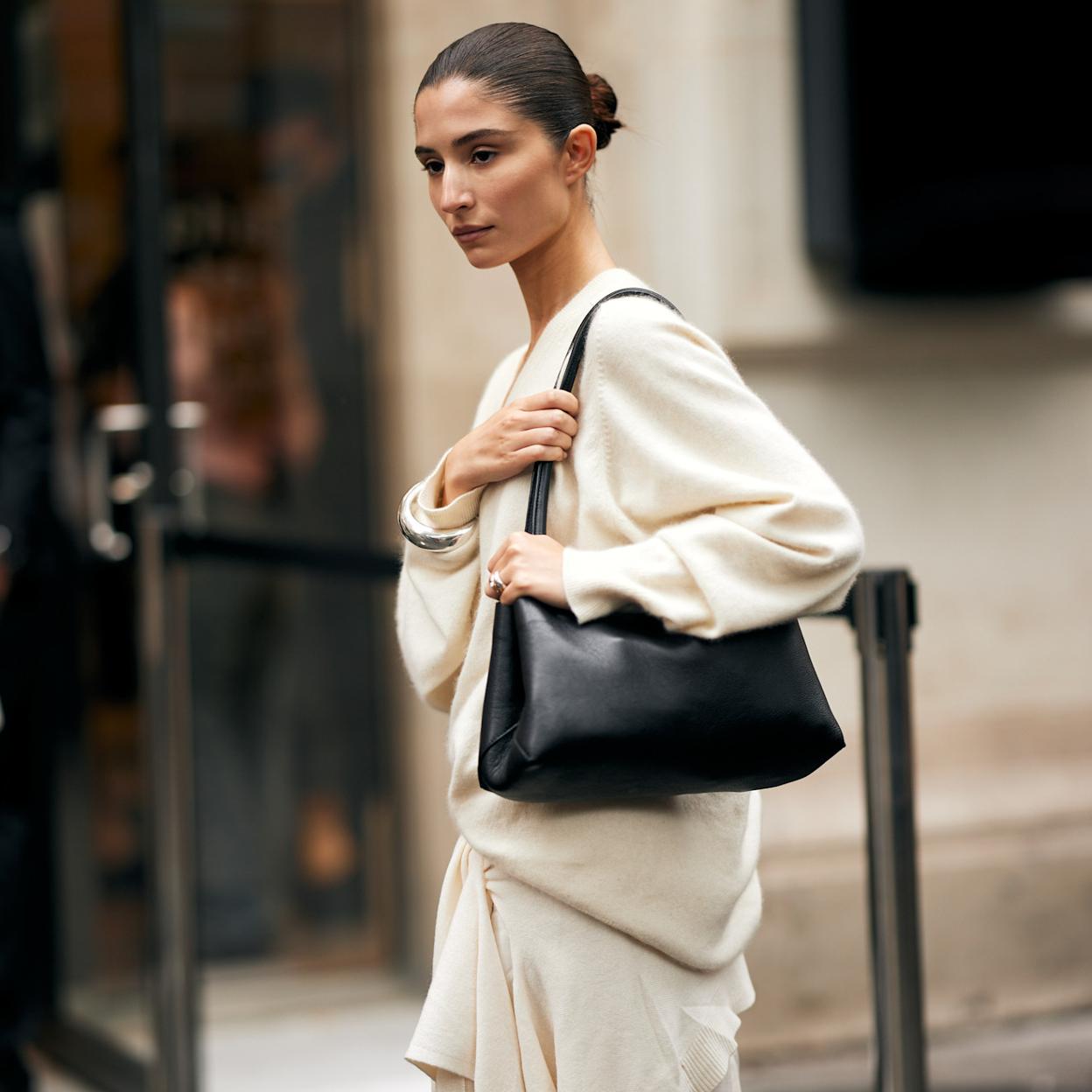 Mujer con total look blanco