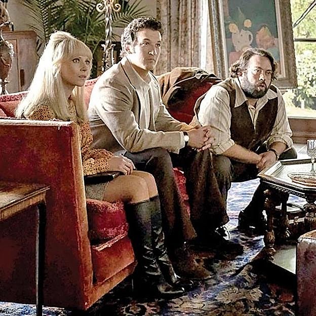 Juno Temple, Miles Teller y Dan Fogler en una imagen de la miniserie The Offer. 