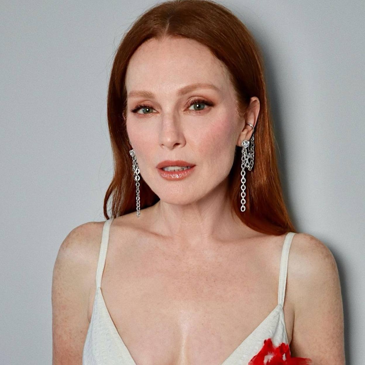 Julianne Moore con base de maquillaje perfeccionadora