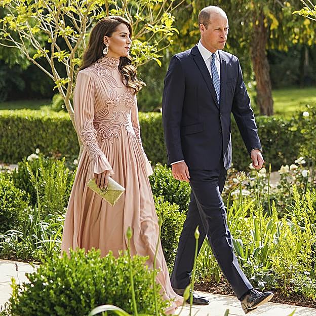 Kate Middleton con un vestido rosa en la boda de Hussein de Jordania. 