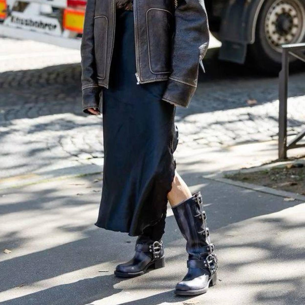 Influencer con botas biker tendencia para otoño
