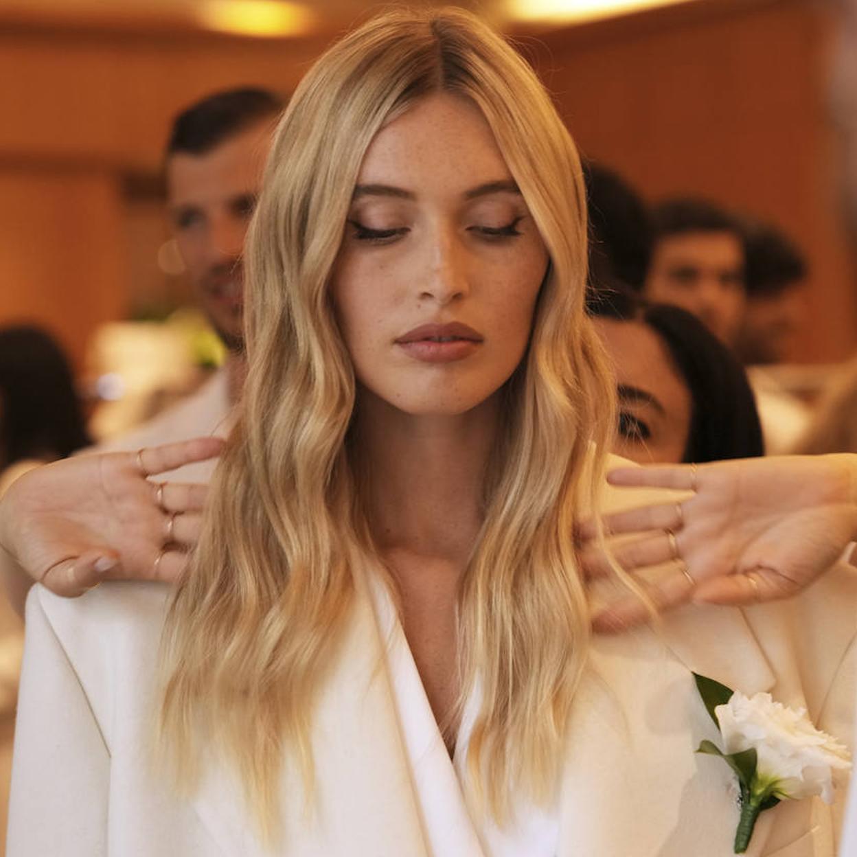 Un look con ondas en el pelo.