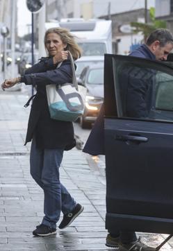 Imagen secundaria 2 - El rey Juan Carlos, fotografiado este sábado, sale a comer por Sanxenxo junto a Pedro Campos, Cristina Franze y la infanta Elena.