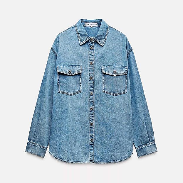 Imagen principal - Camisa Z1975 básica denim de Zara (25,95€)/ Jeans Violeta flare tiro alto de Mango (29,99€)/ Mono de mujer largo vaquero de Morgan (95€ en El Corte Ingés)
