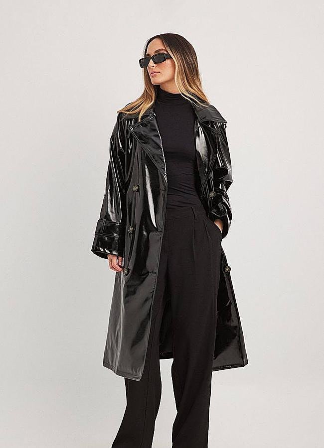 Imagen - Gabardina midi acharolada color negro