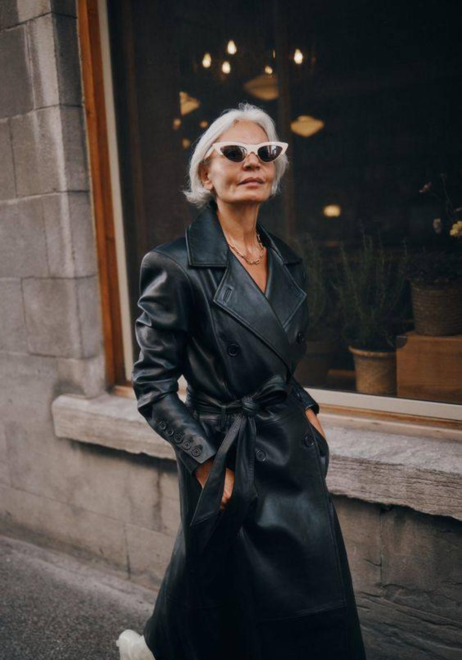 Gabardinas efecto piel: el truco de las mujeres +50 para ir bien vestidas este otoño