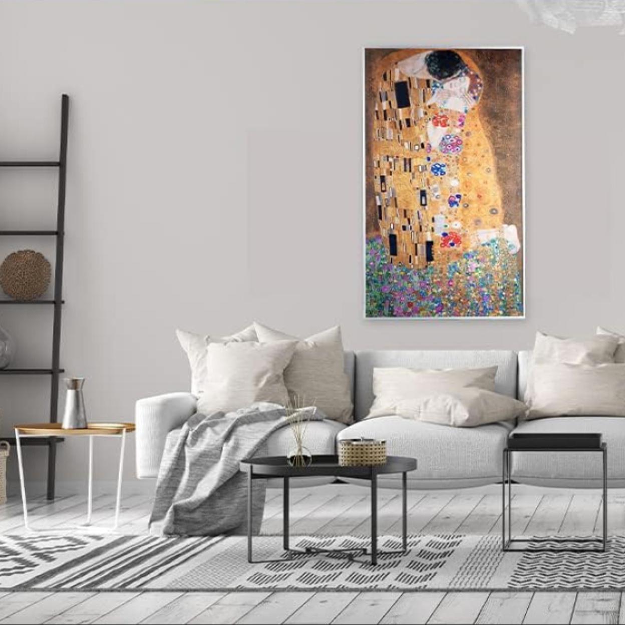 Salón minimalista con calefactor en forma de cuadro.