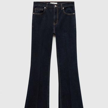 Imagen secundaria 1 - Camisa Z1975 básica denim de Zara (25,95€)/ Jeans Violeta flare tiro alto de Mango (29,99€)/ Mono de mujer largo vaquero de Morgan (95€ en El Corte Ingés)