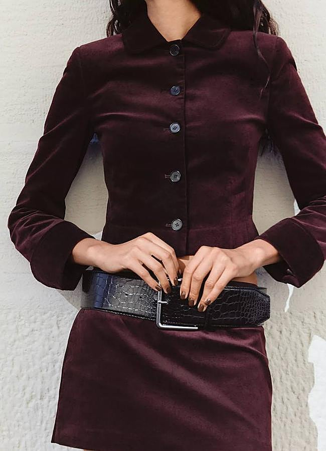 Imagen - Total look de terciopelo burdeos