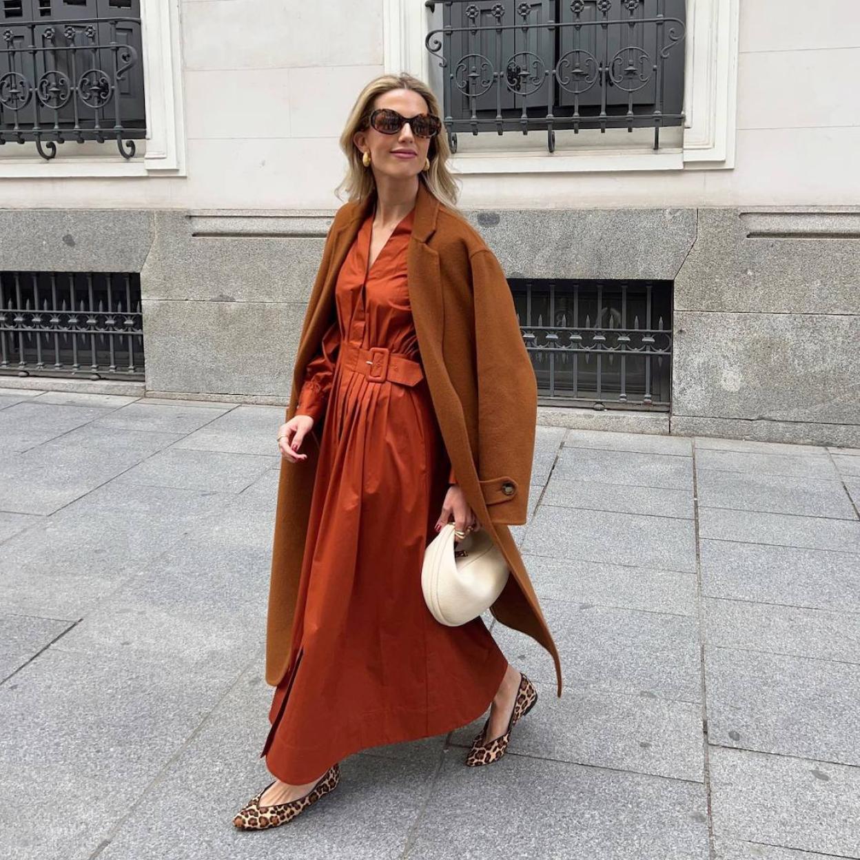 Influencer con vestido midi para otoño