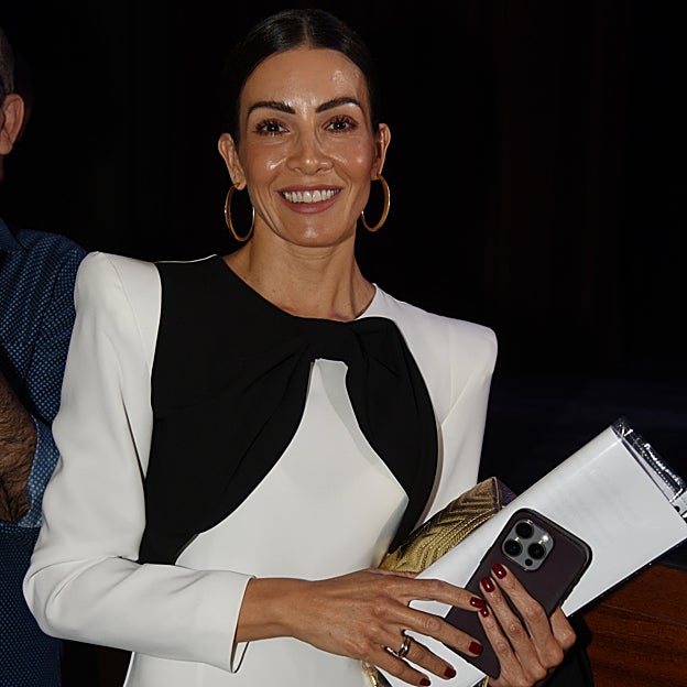 Virginia Troconis y su secreto de invitada perfecta: color, atrevimiento y mucha moda española