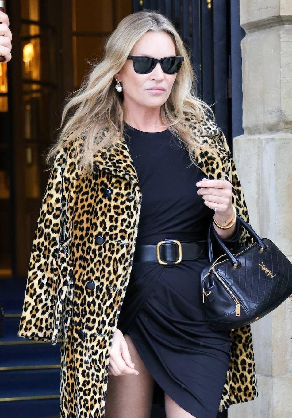 Cómo llevar el estampado de leopardo a los 50 sin que quede mal: 5 ideas de looks con abrigo que rejuvenecen