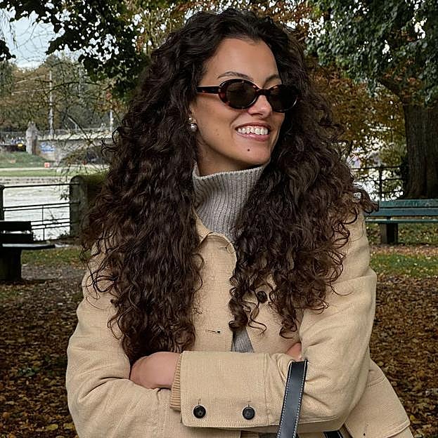 Tengo el pelo rizado y estos son mis trucos para eliminar el frizz los días de lluvia