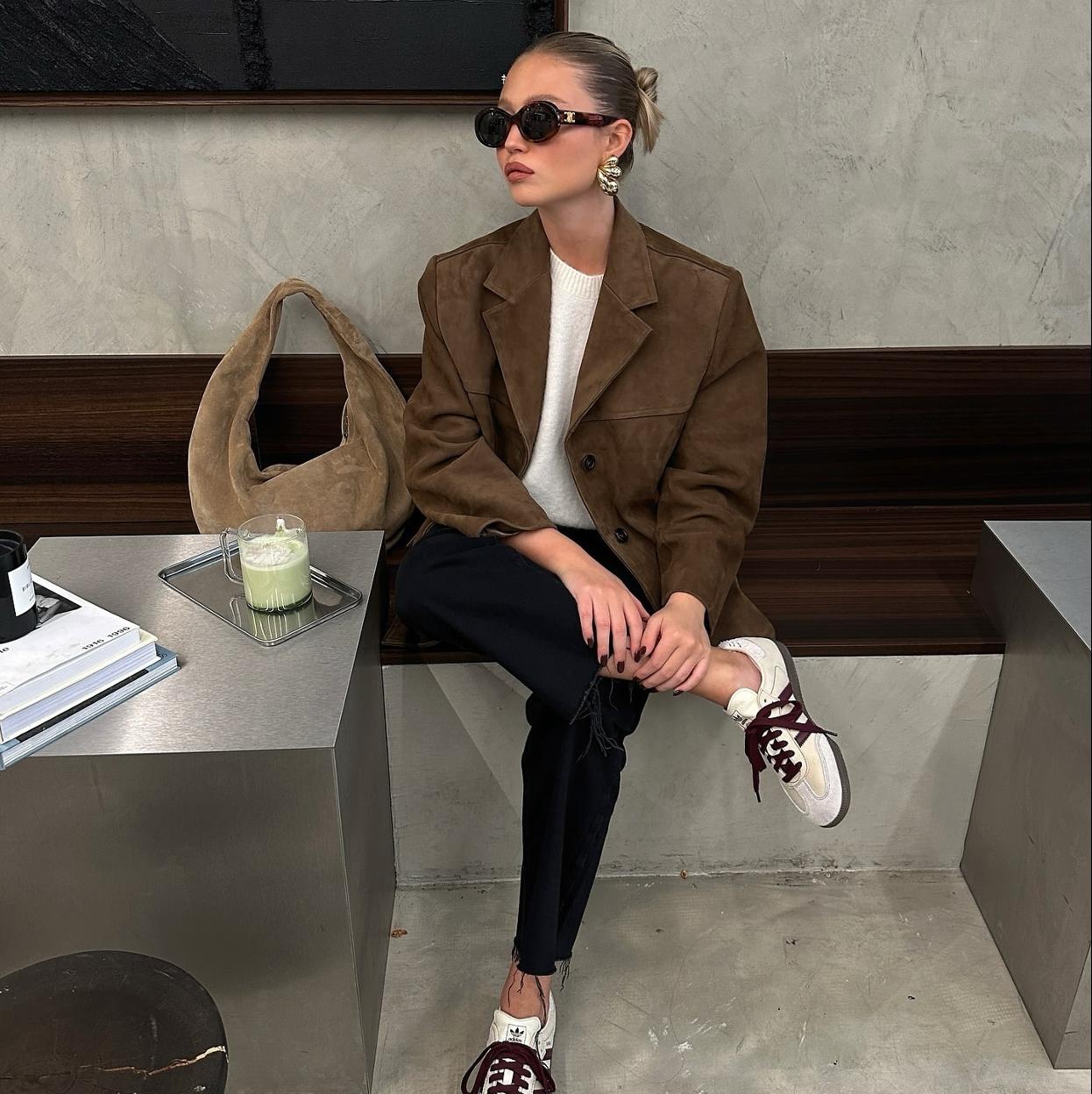 Influencer con tendencia viral para otoño de chaqueta de ante