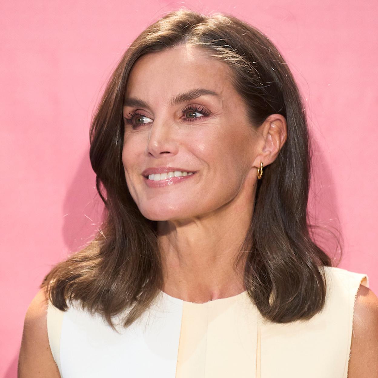 La reina Letizia ha visitado un restaurante de comida colombiana en el barrio madrileño de Chamberí. 