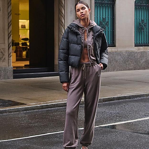 Mujer con ropa deportiva en la calle. 