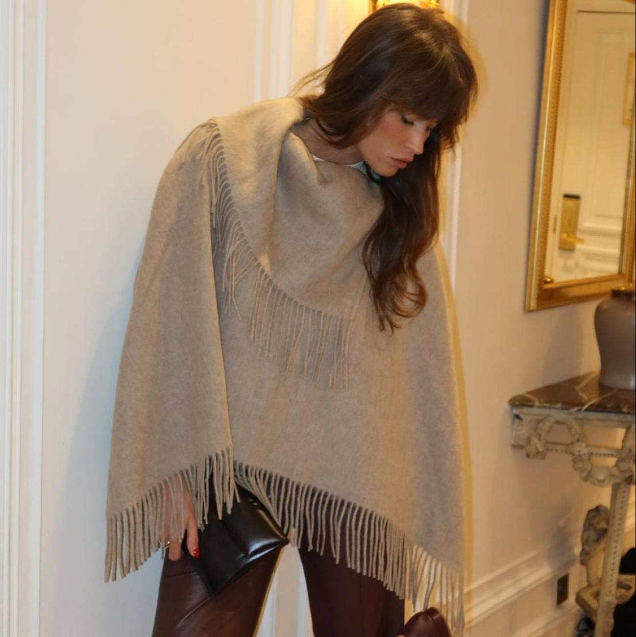 Influencer con abrigo de flecos tendencia