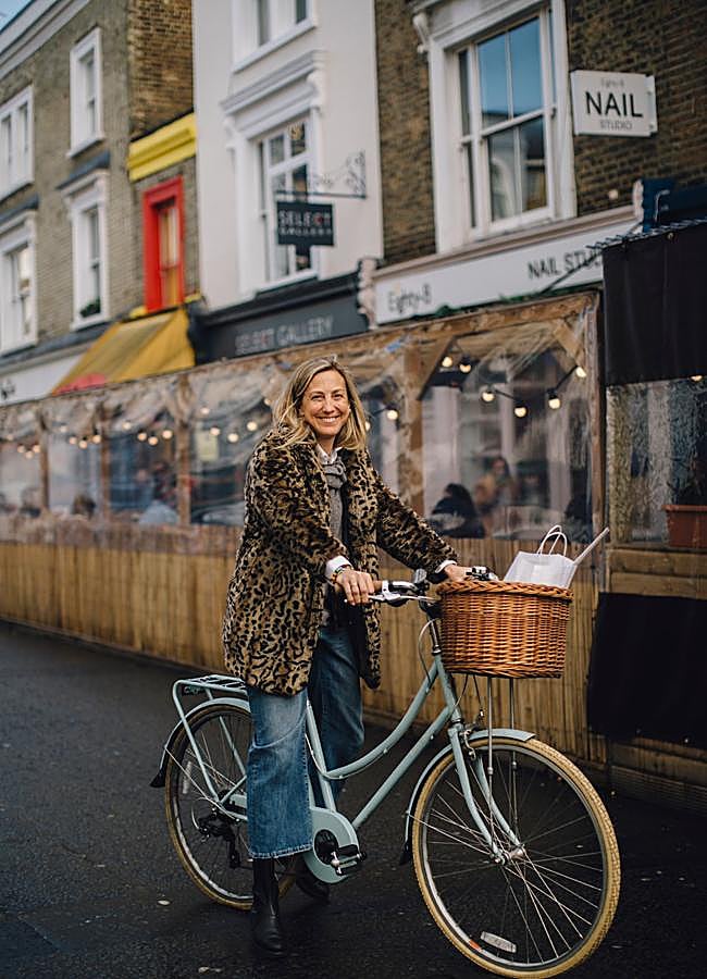 Imagen - Look con abrigo de leopardo y vaqueros. Foto: Launchmetrics spotlight.