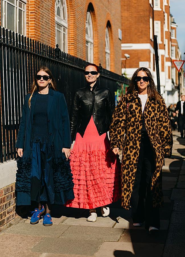 Imagen - Un look con camiseta blanca y abrigo de leopardo. Foto: Launchmetrics spotlight.