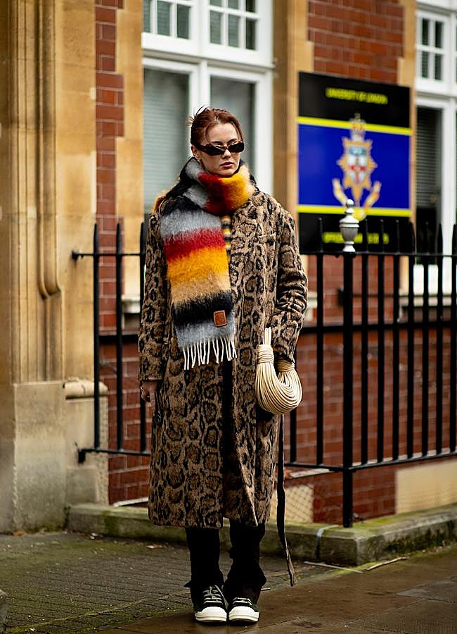 Imagen - Look con abrigo de leopardo y accesorios coloridos. Foto: Launchmetrics spotlight.