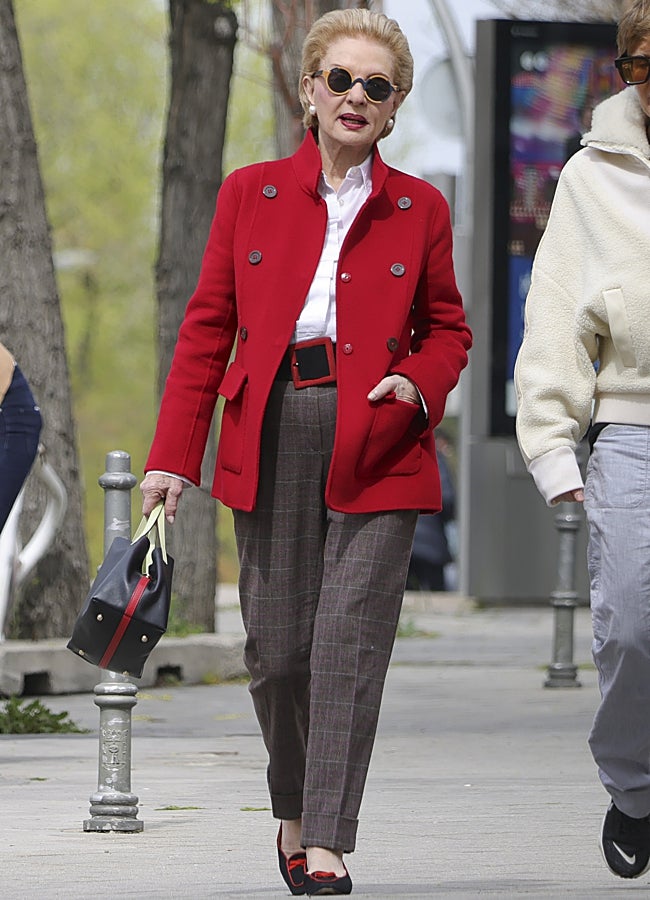 Imagen - La diseñadora, que luce sus icónicas gafas de sol redondas, con un look sastre muy elegante. GTRES.