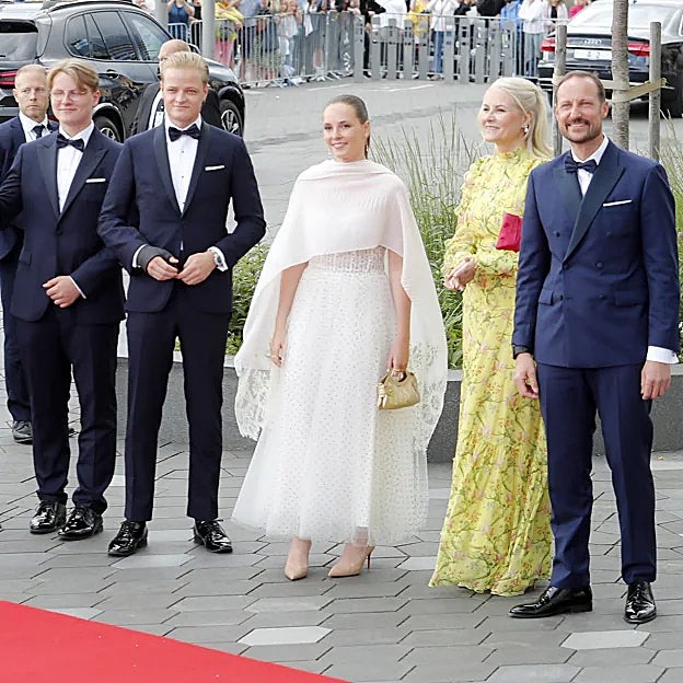 Marius Borg posa junto a su madre, la princesa Mette-Marit, su padrastro Haakon y sus hermanastros Ingrid y Sverre Magnus. 